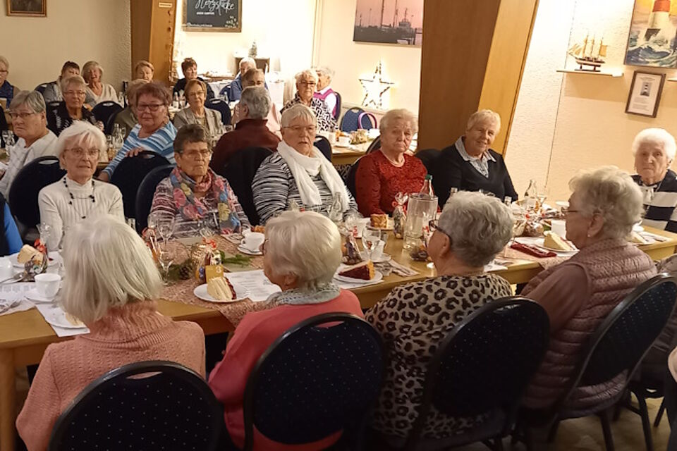 Gäste der Adventsfeier sitzen an den Tischen im Restaurant Nordpol